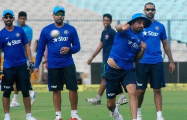 India suffer batting collapse as Australia win 4th ODI