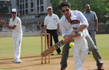 Master Blaster celebrates his 43rd B'day playing cricket with children from ‘Make-A-Wish India’ organisation