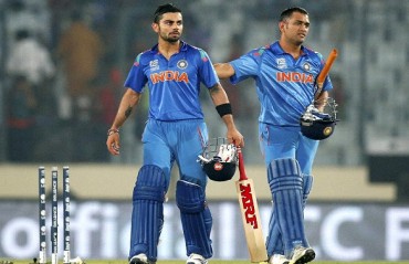 Dhoni should sit back and hand over the captaincy to Kohli, says Shastri